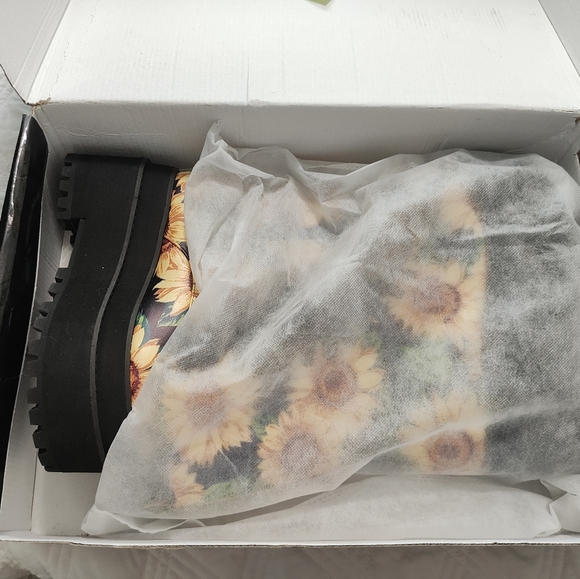 Petal to the metal CURRENT MOOD combat boots from Dollskill - Picture 6 of 12